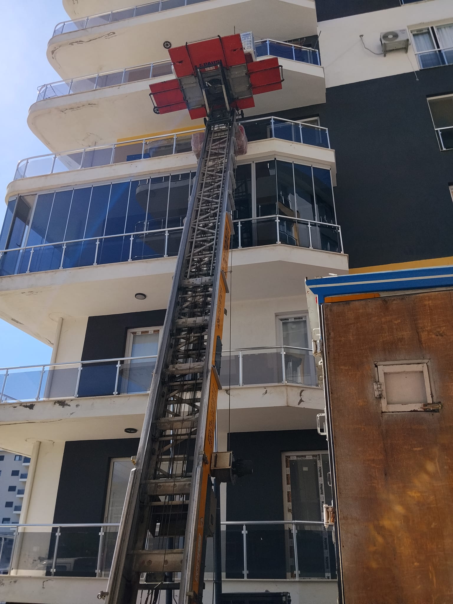 Asansörlü taşıma ile yüksek kata eşya çıkarma